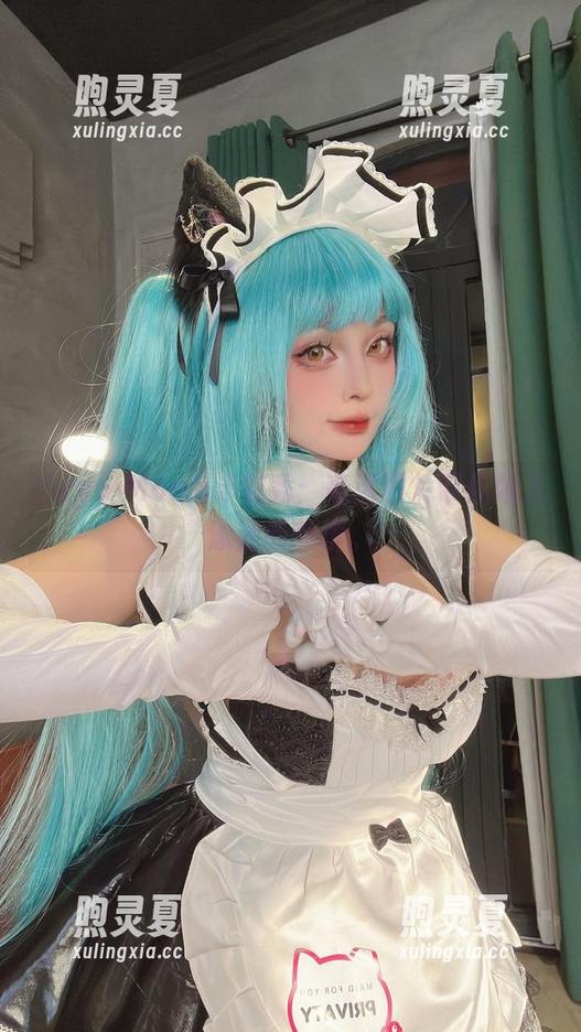 Sayo Momo泳衣秀：高清照片带你陷入泳池的梦境。